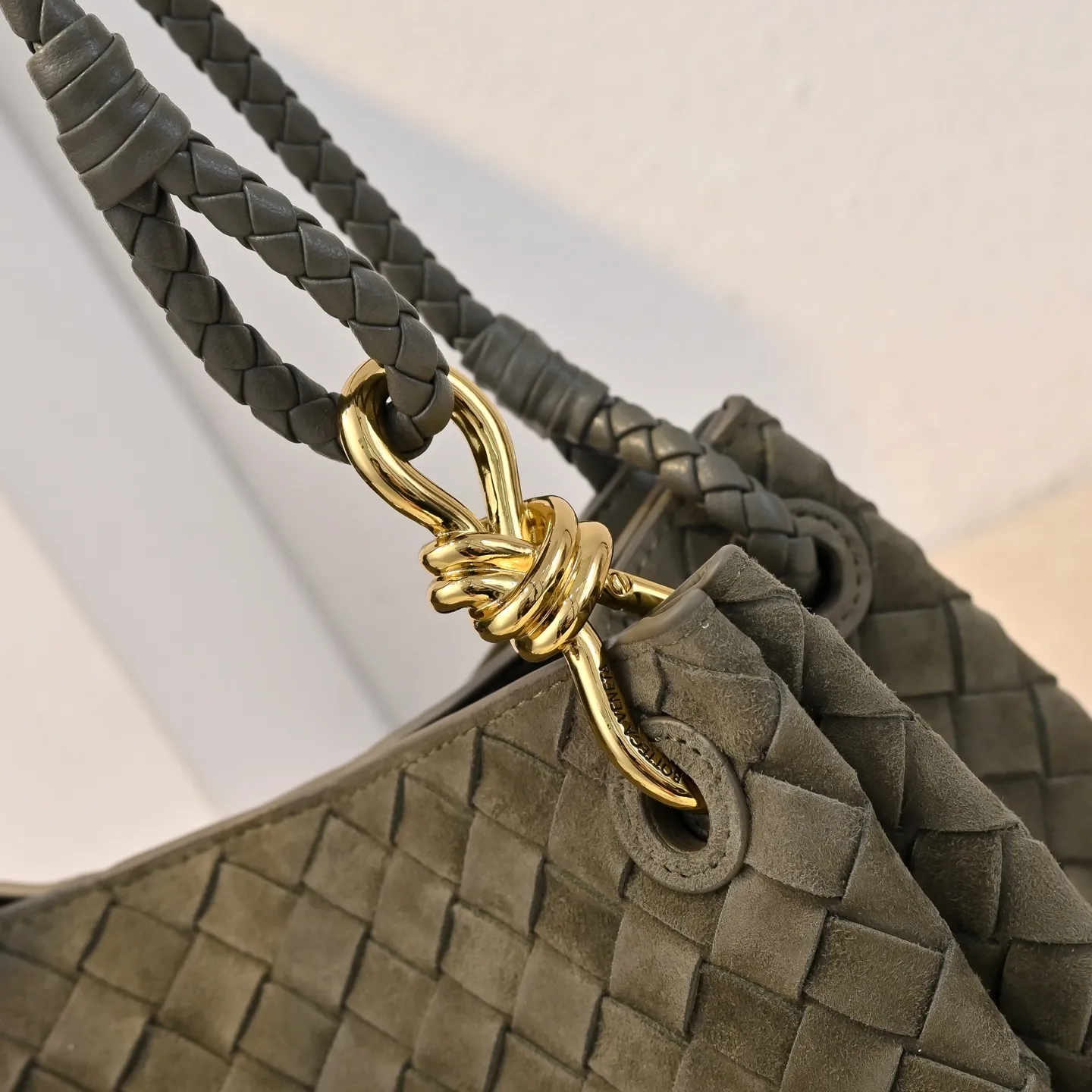 Batch 2060 BOTTEGA VENETA2025 new autumn medium suede parachuta has a unique appearance with the iconic metal knot, and a whole piece of leather folds the four corners into a parachute shape! The exquisite Knot metal buckle is like putting jewelry on a bag. It is high-end and elegant. Its super capacity can hold all your things! The overall effect of this bag is very different from before. It is neither too delicate to provide a large capacity nor too bulky because of its practicality. It simply provides a perfectly suitable bag for casual and simple people👜 Style number: 5921 Size: 29.5*18.5*17.5cm